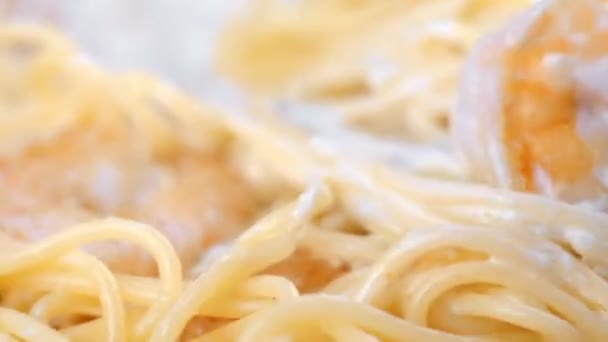 Spaghetti met saus en garnalen in stalen pan roeren. — Stockvideo