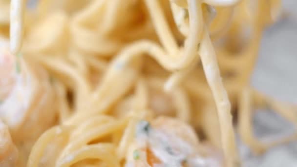 Spaghetti mescolanti con salsa e gamberetti in padella d'acciaio . — Video Stock