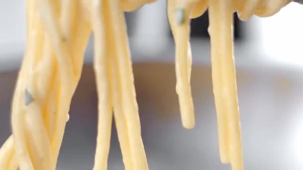 Spaghetti met saus en garnalen in stalen pan roeren. — Stockvideo