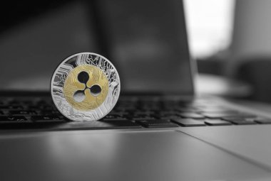 Gümüş altın dalgalanma sikke üzerinde bir dizüstü bilgisayar klavye portre. Blockchain incelemesi. Dijital para ve sanal cryptocurrency kavramı. Kripto para yatırım. Ticaret, ticari.