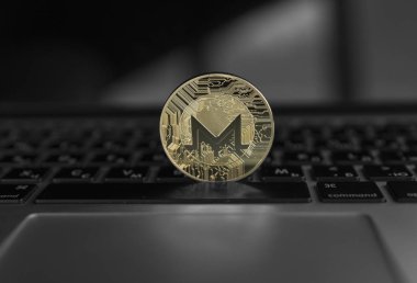 Monero sikke laptop, gelecekteki kavramı finans Döviz Alım, kripto para birimi işareti sembolü. Blockchain incelemesi. Dijital para ve sanal cryptocurrency kavramı. Ticaret, ticari.