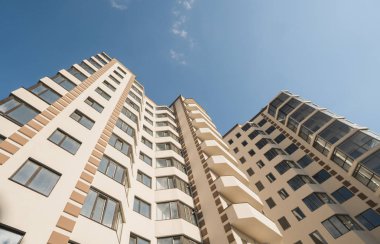 Modern ve yeni apartman. Multistoried, yeni, modern ve şık yaşam blok daireler. Gerçek arazi. Yeni ev. Yeni blok daireler inşa edilmiş.