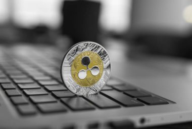 Gümüş altın dalgalanma sikke üzerinde bir dizüstü bilgisayar klavye portre. Blockchain incelemesi. Dijital para ve sanal cryptocurrency kavramı. Kripto para yatırım. Ticaret, ticari.