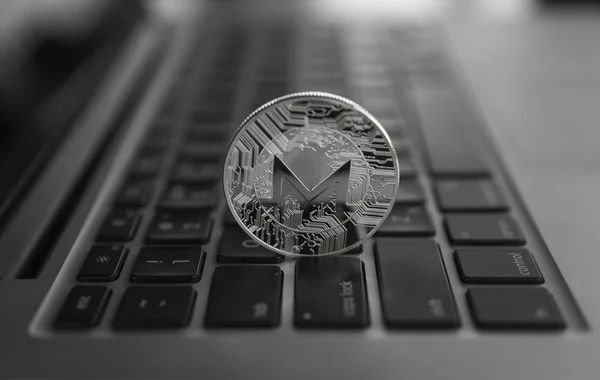 Monero érme szimbólum a laptop, a jövő koncepció pénzügyi pénznemet, a crypto pénznem jele. Blockchain bányászati. Digitális pénz és virtuális cryptocurrency fogalom. Üzleti, kereskedelmi. — Stock Fotó