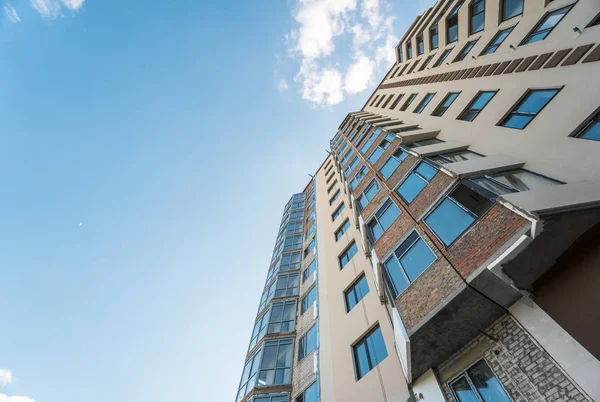 Modern ve yeni apartman. Multistoried, yeni, modern ve şık yaşam blok daireler. Gerçek arazi. Yeni ev. Yeni blok daireler inşa edilmiş.