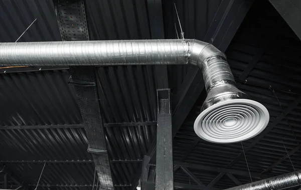Ventilation system on the ceiling of large buildings. Ventilation pipes in silver insulation material hanging from the ceiling inside new building. — Stock Photo, Image