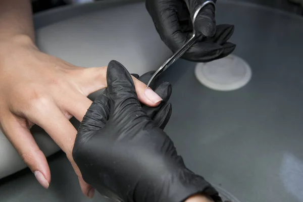 De nagels cuticle afsnijden door nagelschaartje in professionele nagel salon. Prachtige vrouwelijke nagels en manicure. — Stockfoto