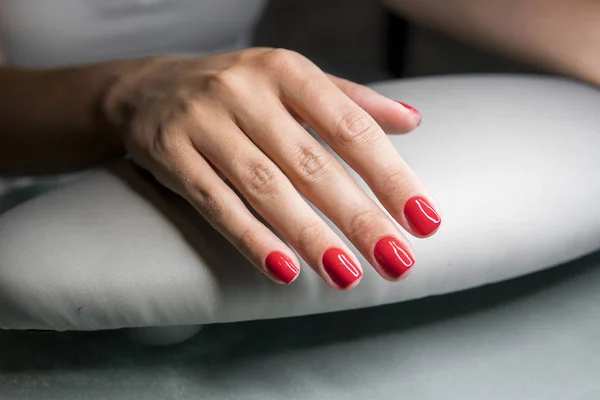 Όμορφα Γυναικεία χέρια με κόκκινα νύχια σε σαλόνι νυχιών ομορφιά. Όμορφα Γυναικεία νύχια και το μανικιούρ. — Φωτογραφία Αρχείου