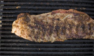 Domuz kaburga bir ızgarada pişirme. Bir ızgara et.