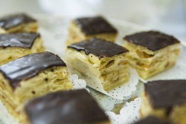 Çikolatalı pasta düğün konukları için sunulmaktadır.