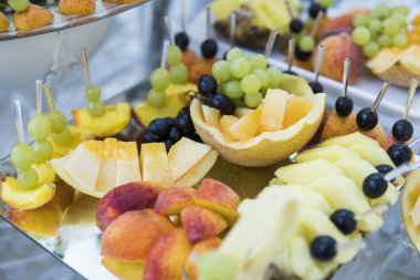 Düğün konukları için Feautiful meyve büfesi servis.