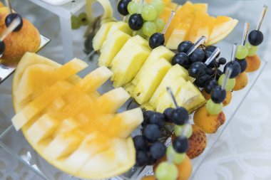 Düğün konukları için Feautiful meyve büfesi servis.