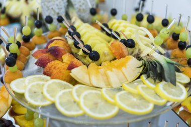 Düğün konukları için Feautiful meyve büfesi servis.