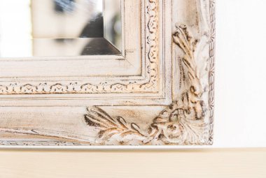 Closeup vintage ahşap çerçeve ayna parçası üzerinde.