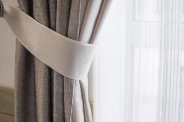 Perde pencere sıcak bir güneş ışığı ile karşı.