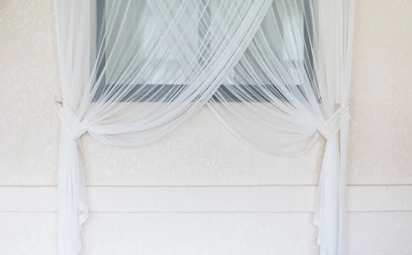 Interior cortina blanca contra ventana y pared . —  Fotos de Stock