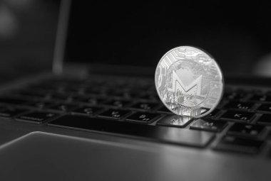 Monero sikke laptop, gelecekteki kavramı finans Döviz Alım, kripto para birimi işareti sembolü. Blockchain incelemesi. Dijital para ve sanal cryptocurrency kavramı. Ticaret, ticari.