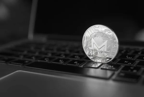 Monero símbolo de moneda en el ordenador portátil, futuro concepto de moneda financiera, cripto signo de moneda. Minería de cadena de bloques. Dinero digital y concepto de criptomoneda virtual. Negocio, comercial . — Foto de Stock