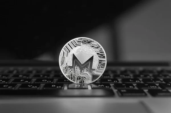 Monero símbolo de moneda en el ordenador portátil, futuro concepto de moneda financiera, cripto signo de moneda. Minería de cadena de bloques. Dinero digital y concepto de criptomoneda virtual. Negocio, comercial . — Foto de Stock