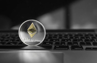 Ethereum madeni para ile bir dizüstü bilgisayar klavye altın Ethereum sembolü gümüş. Exchange, ticaret, ticari. Araştırma crypt para kar. Madenci ethereum para ile.