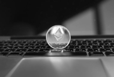 Ethereum sikke üzerinde bir dizüstü bilgisayar klavye gümüş. Exchange, ticaret, ticari. Araştırma crypt para kar. Madenci ethereum para ile.