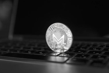 Monero sikke üzerinde bir dizüstü bilgisayar klavye gümüş. Exchange, ticaret, ticari. Araştırma crypt para kar. Madenci ethereum para ile.