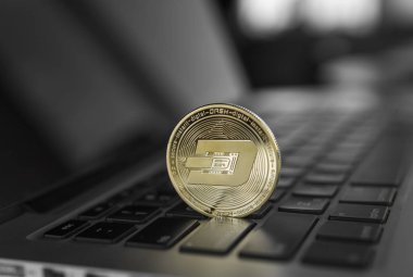 Bir dizüstü bilgisayar klavye üzerinde altın çizgi kripto para. Exchange, ticaret, ticari. Araştırma crypt para kar. Madenci ethereum para ile.