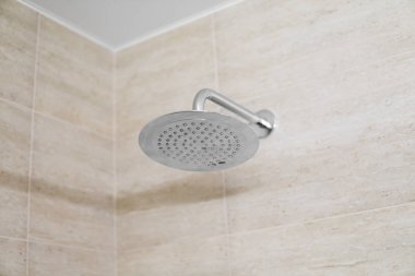 Banyoda duş Başkanı yakın çekim.