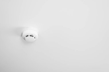 duman dedektörü ve askıda bir tavanda sprinkler yangın.