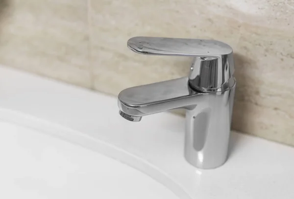 Silberner Wasserhahn im Badezimmer geschlossen. — Stockfoto