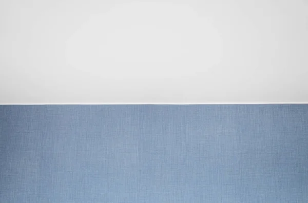 Białe ceils i niebieskie ściany z kącikiem we wnętrzu. — Zdjęcie stockowe