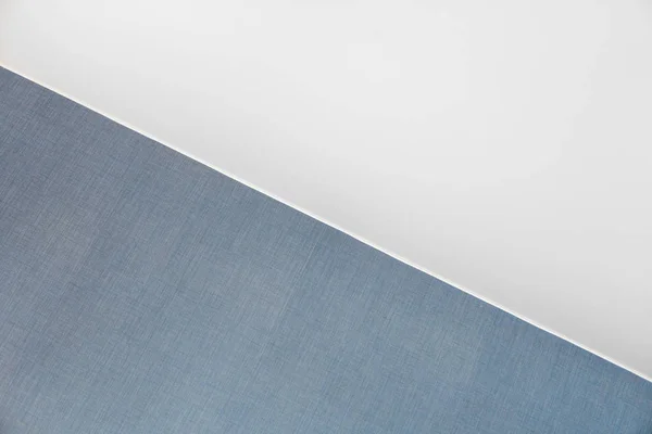 Techos blancos y pared azul con una esquina en el interior . — Foto de Stock