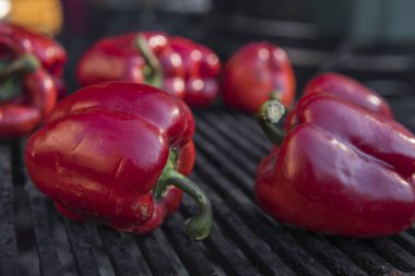 Izgarada pişirme kırmızı tatlı biber. Sağlıklı vejetaryen yemek.