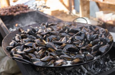 Taze ızgara tava, midye. Deniz açık havada barbekü. Piknik sağlıklı gıda, midye kabukları içinde. Çok geniş metalik pan pişirme midye kabukları.