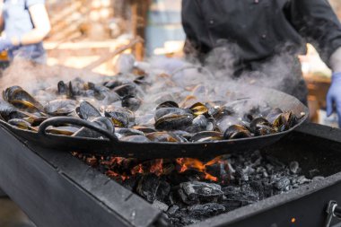 Taze ızgara tava, midye. Deniz açık havada barbekü. Piknik sağlıklı gıda, midye kabukları içinde. Çok geniş metalik pan pişirme midye kabukları.