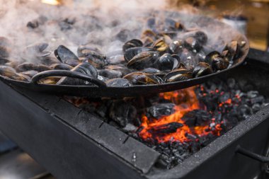 Taze ızgara tava, midye. Deniz açık havada barbekü. Piknik sağlıklı gıda, midye kabukları içinde. Çok geniş metalik pan pişirme midye kabukları.