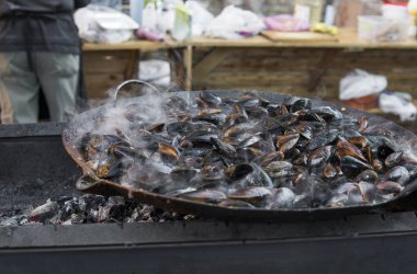 Taze ızgara tava, midye. Deniz açık havada barbekü. Piknik sağlıklı gıda, midye kabukları içinde. Çok geniş metalik pan pişirme midye kabukları.