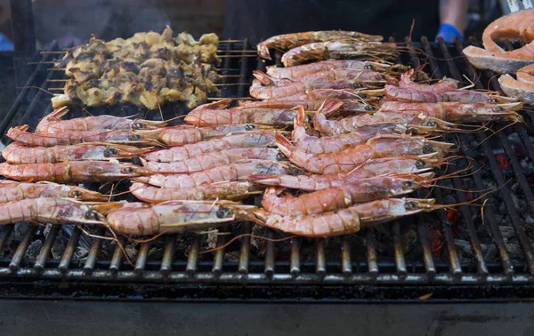 Kochen von frischen Königsgarnelen auf einem Grill auf einem Lebensmittelfest. — Stockfoto