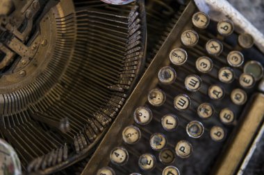 Bir eski kirli kırık antika daktilo makinesi anahtarlarındaki Kiril sembolleri harflerle görünümü kadar kapatın.