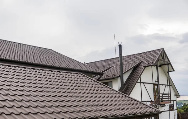 Nowoczesny dach pokryty dachówka efekt pokryty Pvc brązowy dach metalowy arkuszy. — Zdjęcie stockowe