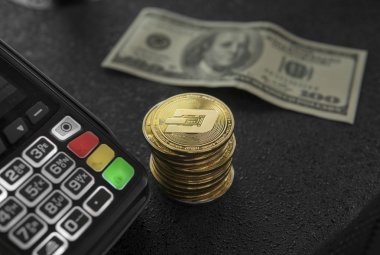 Bir yığın Dash ve Pos terminali. Bitcoins Cryptocurrency. E-ticaret, iş, finans kavramı, bankacılık ve paymant.