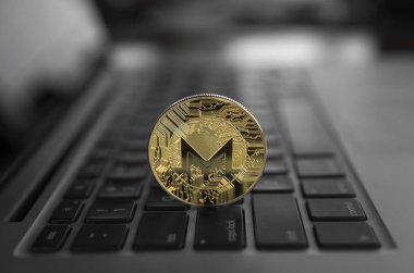 Monero sikke laptop, gelecekteki kavramı finans Döviz Alım, kripto para birimi işareti sembolü. Blockchain incelemesi. Dijital para ve sanal cryptocurrency kavramı. Ticaret, ticari.