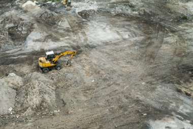 Sarı tarak Şehir alanında yeni bir binanın inşaat sırasında bir yerde duruyor. Havadan görünümü yer bina inşaat. İnşaat Makinaları.