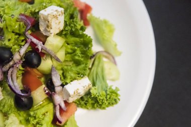 Sezar Salata tavuk fileto ve parmesan peynir, soğan, zeytin, salata ile.