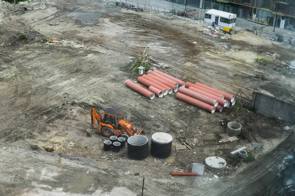 Turuncu tarak Şehir alanında yeni bir binanın inşaat sırasında bir yerde duruyor. Havadan görünümü yer bina inşaat. İnşaat Makinaları.