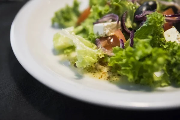 Ensalada César con filete de pollo y queso parmesano, cebolla, aceitunas, ensalada . —  Fotos de Stock