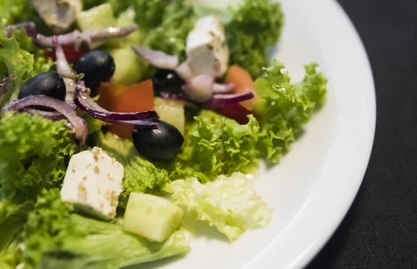 Sezar Salata tavuk fileto ve parmesan peynir, soğan, zeytin, salata ile.