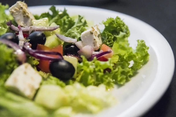 Ensalada César con filete de pollo y queso parmesano, cebolla, aceitunas, ensalada . —  Fotos de Stock