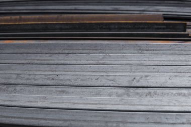 Yassı haddelenmiş boru metal profil metal ürünlerin depodaki paketlerine kare. İnşaat için metaller profilleri yıpranmış. Metal korozyon.