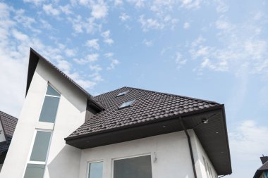 Modern çatı kiremit etkisi Pvc kaplı kahverengi metal çatı sayfaları ile kaplı.